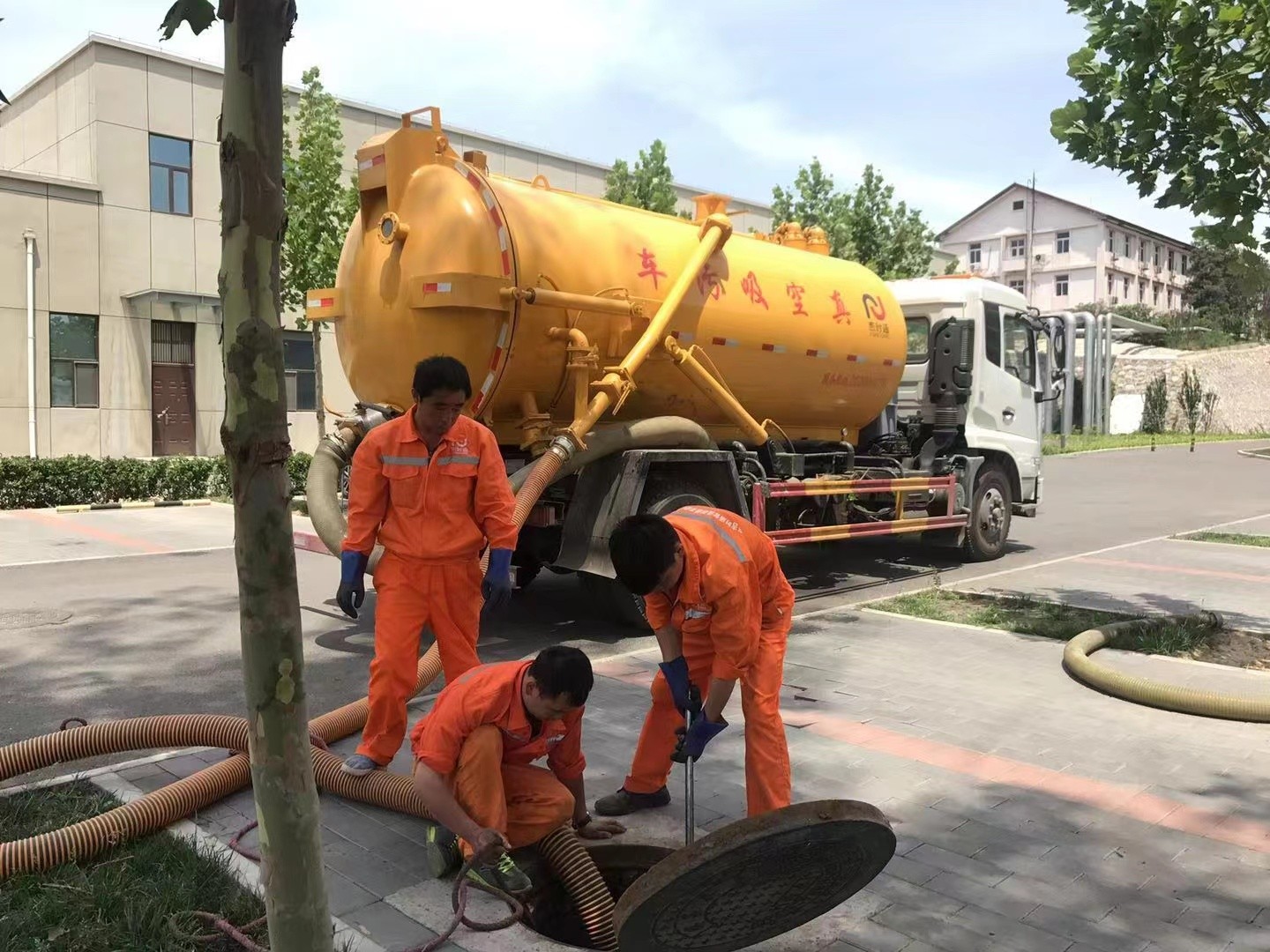 湖口管道疏通车停在窨井附近