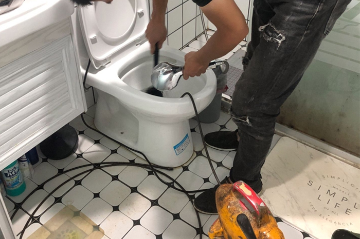 湖口马桶堵塞自己疏通还是找师傅?专业上门服务让你省时更省心
